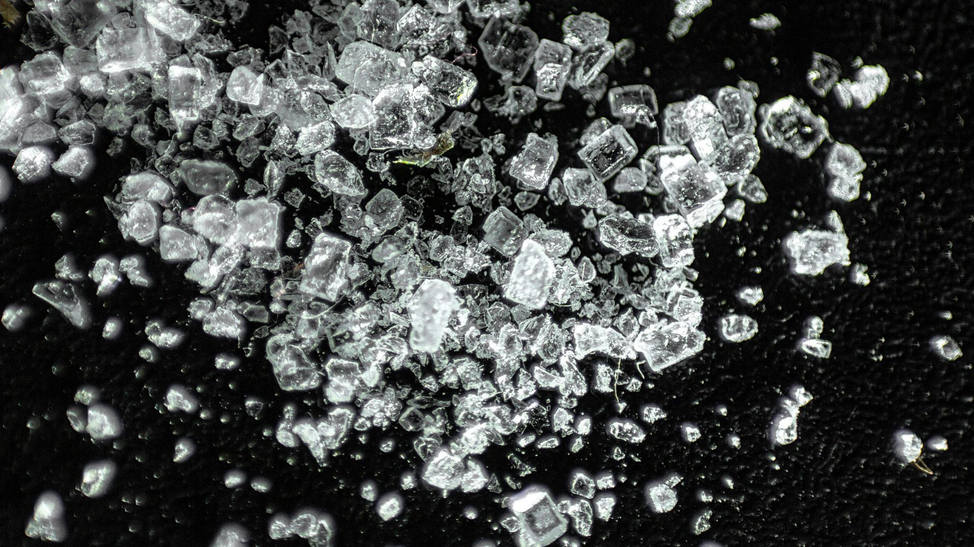 Nachhaltig durch den Winter: Umweltfreundliche Alternativen zu Streusalz