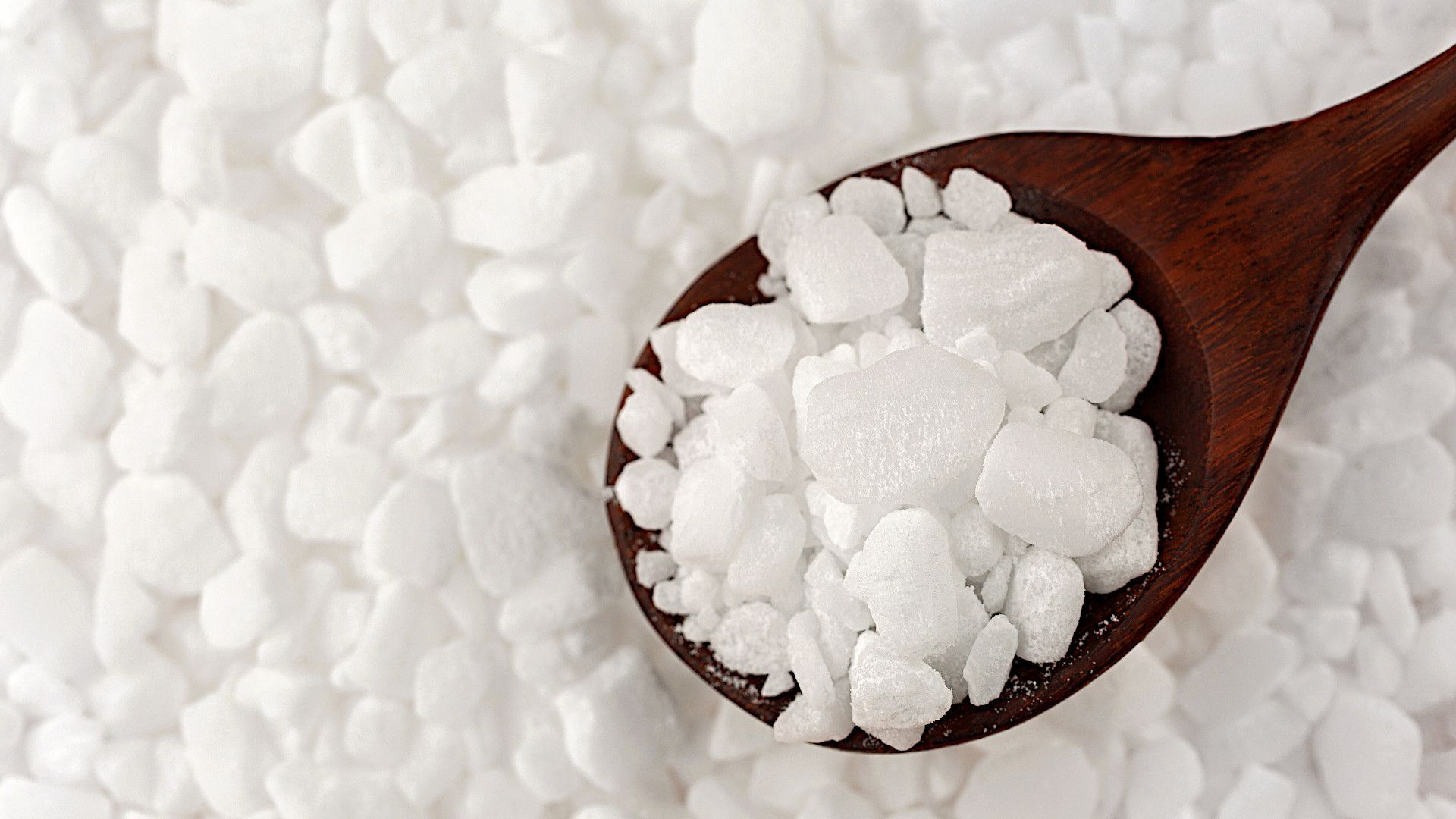 Salz in der Spülmaschine: Die richtige Anwendung von Spezialsalz für glänzend sauberes Geschirr