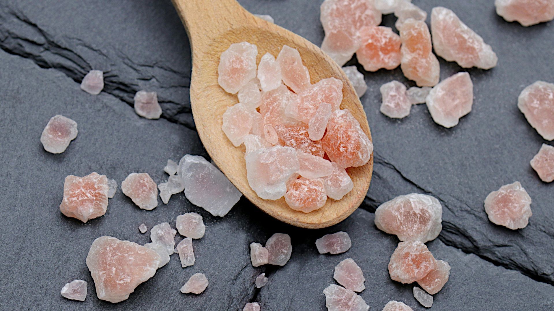 Salzsole selbst herstellen: Ein Hausmittel zur inneren und äußeren Anwendung