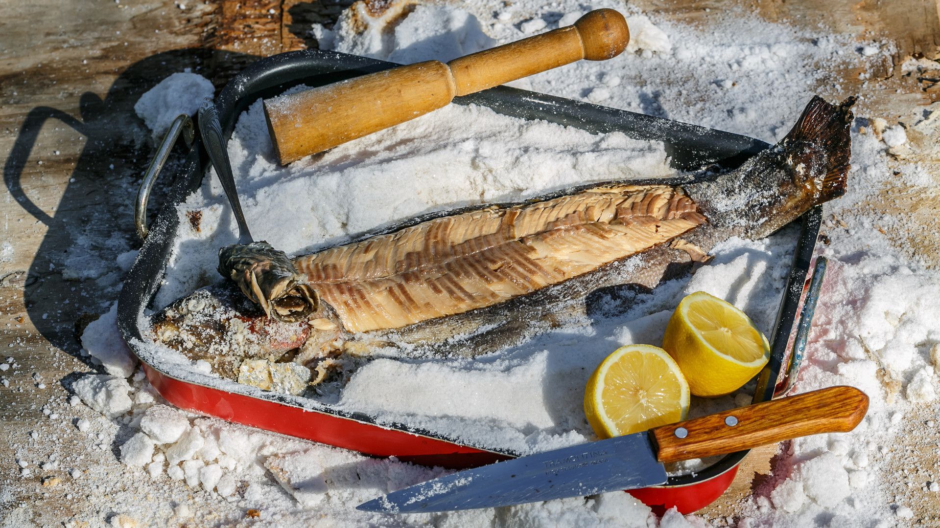Sommer, Sonne, Salz: Gegrillter Fisch in Salzkruste sorgt für echtes Urlaubsfeeling zuhause